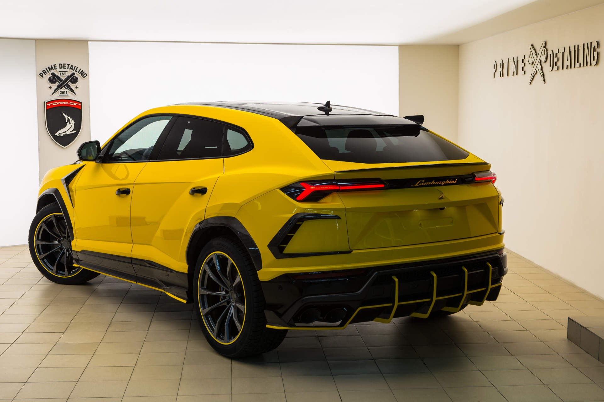 Lamborghini Urus Yellow stealth carbon edition 1/3 / TopCar